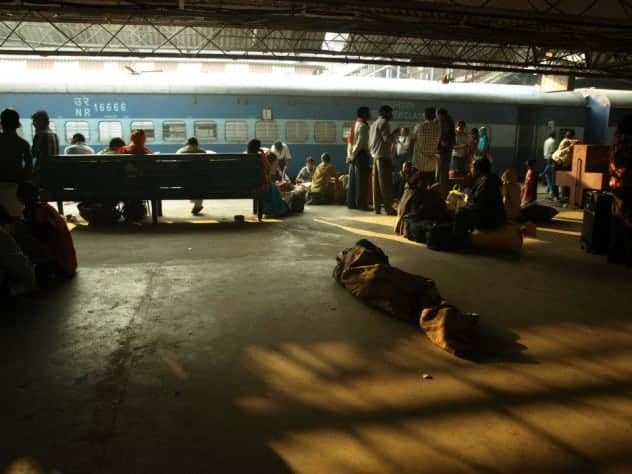 Rajastan - Jaipur, beggers on the train station