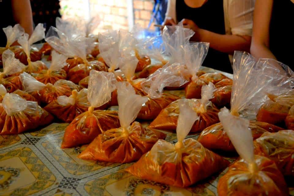Πακετάρισμα σούπας - #εθελοντισμόςκαμπότζη #εθελοντισμόςασία maninio.com 