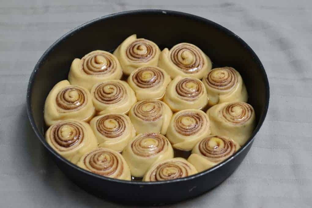 ready to bake the cinnabon rolls - maninio.com #cinnabonrolls #cinnamontreats