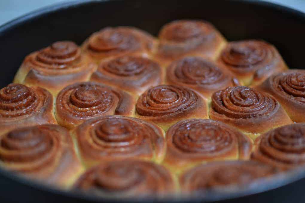 baked cinnabon rolls - maninio.com