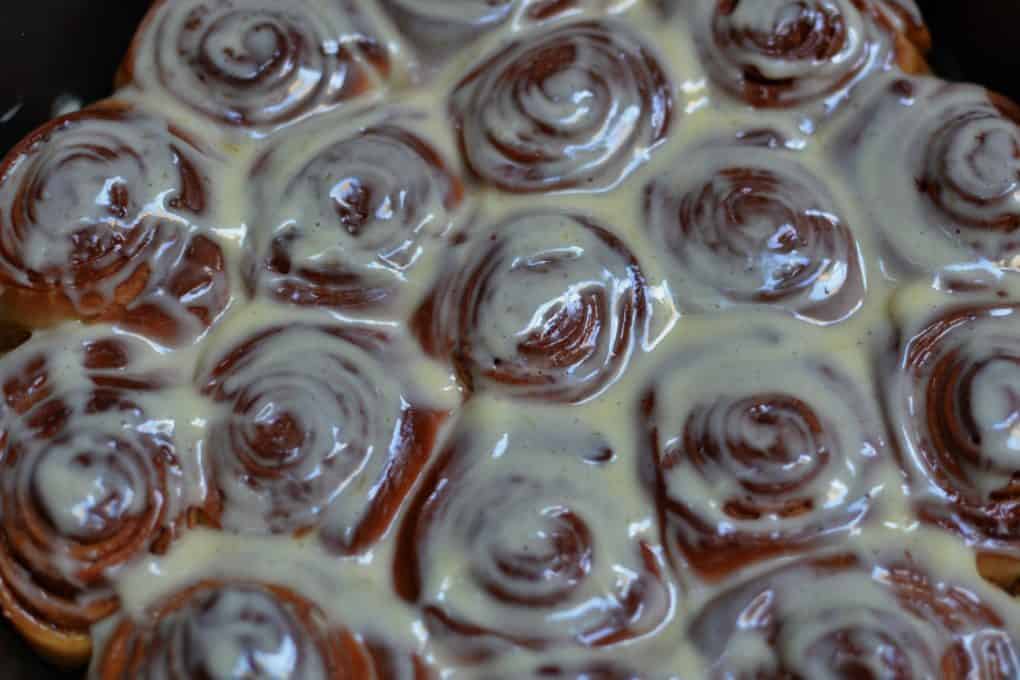 creamy cinnabon rolls - maninio.com #cinnabonrolls #cinnamontreats