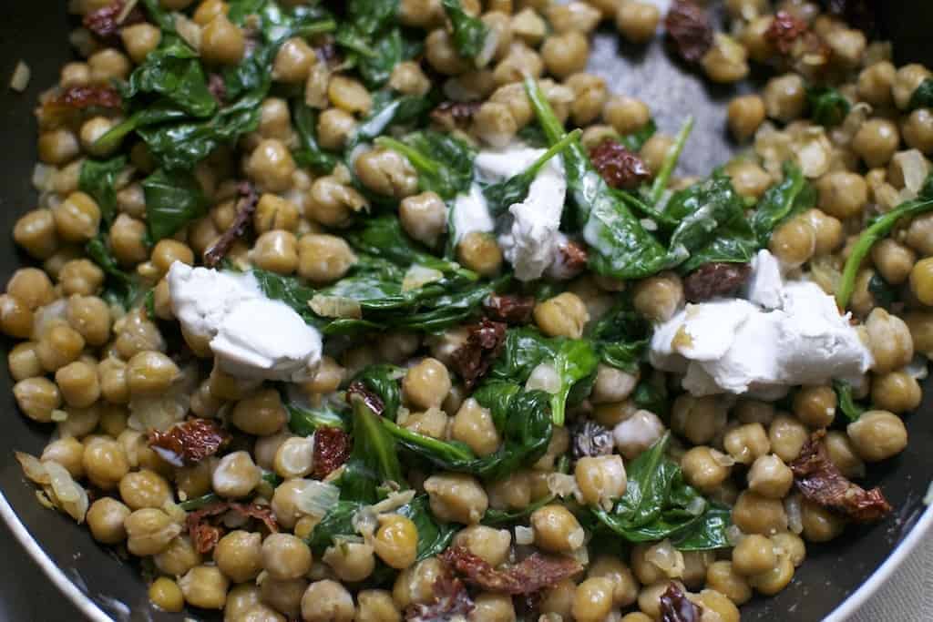 chickpeas-with-spinach-and-dried-tomatoes_add-of-cream