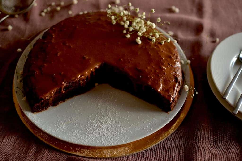 35+ Vegan Προτάσεις φαγητού για Χριστούγεννα και Πρωτοχρονιά, Κέικ σοκολατας με φυστικοβούτυρο. maninio.com