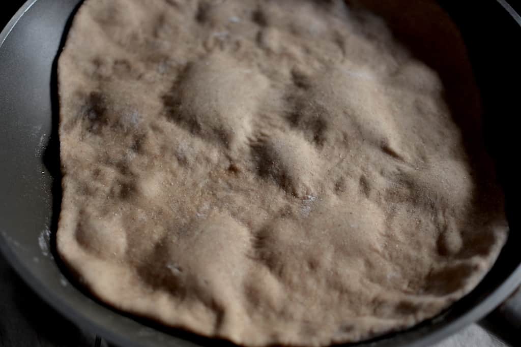 Μαύρη πίτα τηγάνισμα για χορτοφαγικό σουβλάκι #μαύρηπίτα #βίγκαν | maninio.com