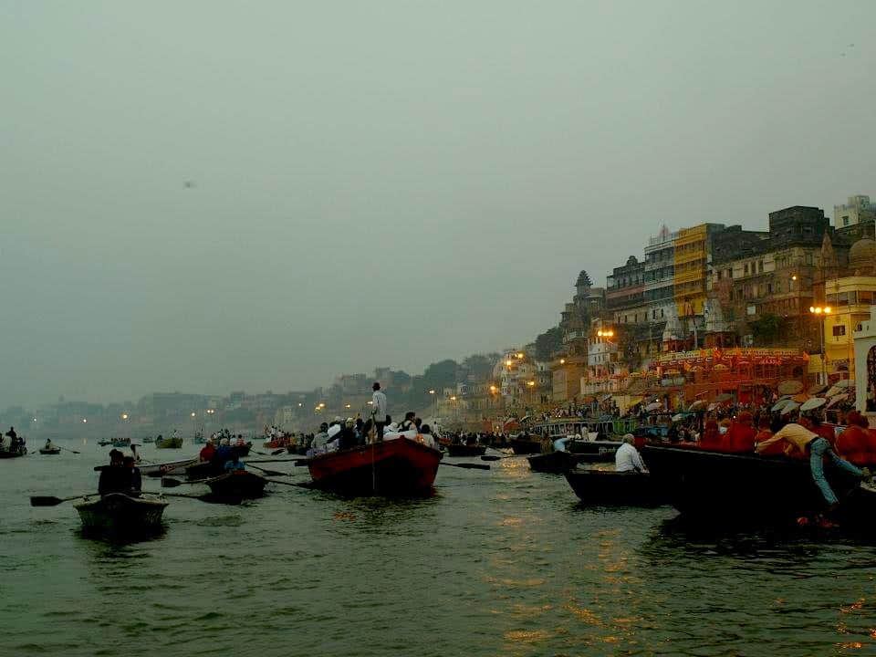 Βαρανάσι (Ινδία): Θέαν στα ιερά γκάτς μέσα απο βάρκα στον ποταμό. maninio.com