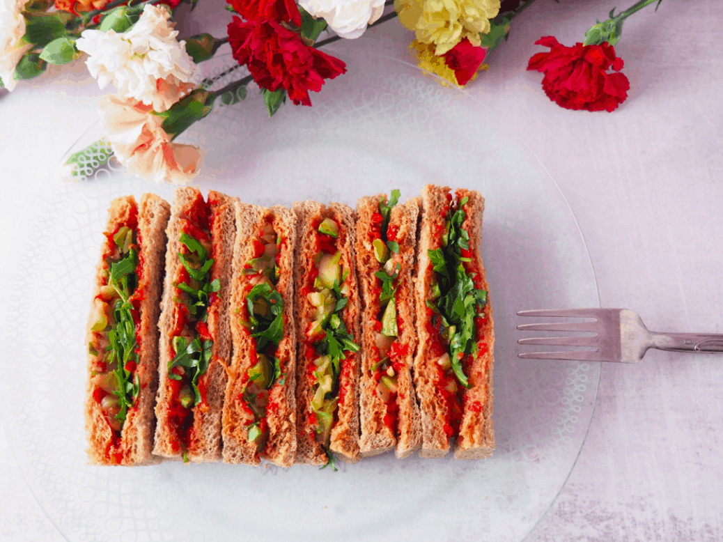 Finger sandwiches με άλειμμα πιπεριάς, κολοκυθάκια και φρέσκια ρόκα. 25+ Vegan Προτάσεις φαγητού για το Πάσχα maninio.com