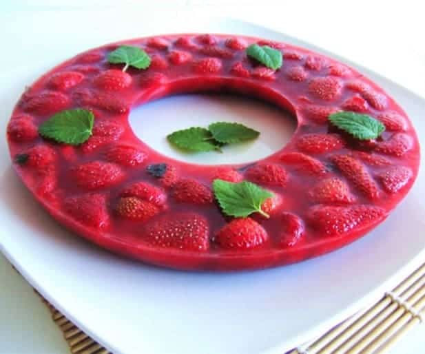 Rounded Strawberry Mint Gelatin with Mint leaves