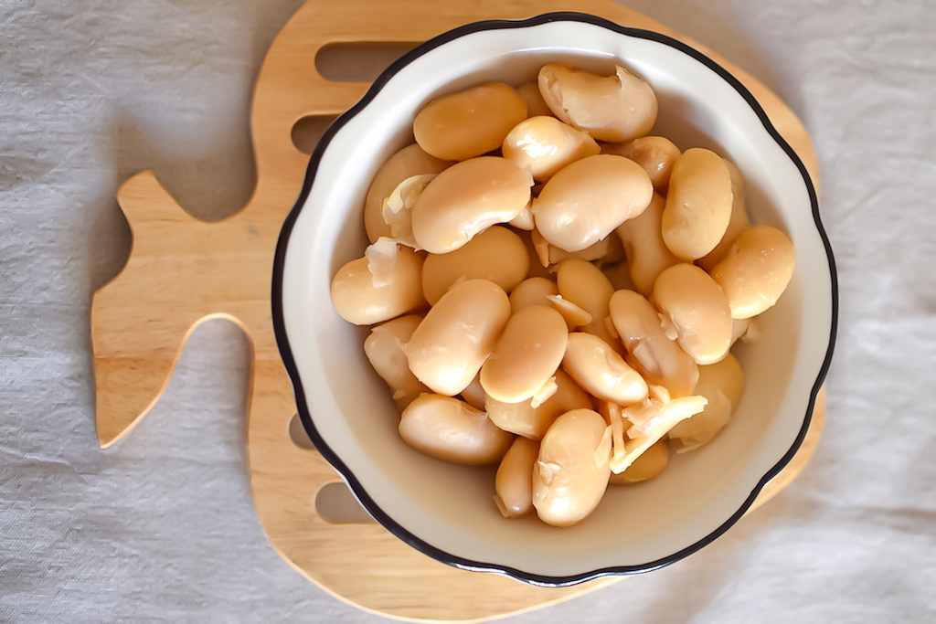 White cooked bean in a wooden plate