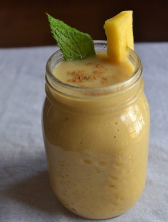 Pineapple Smoothie with mint