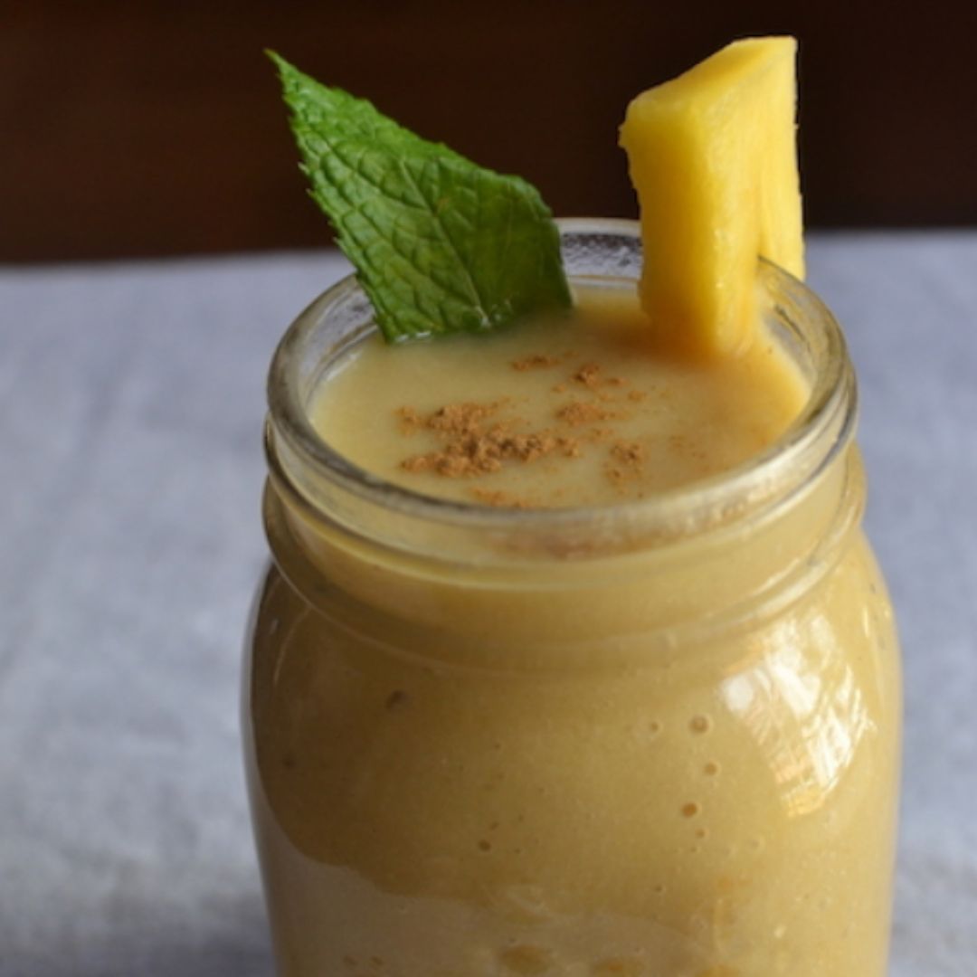 pineapple smoothie with mint