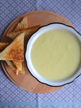 garlic sauce with bread