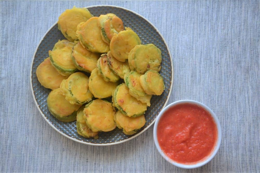 fried sqquash slices with tomato sauce